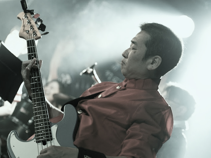 スポットライトを浴びるベーシスト