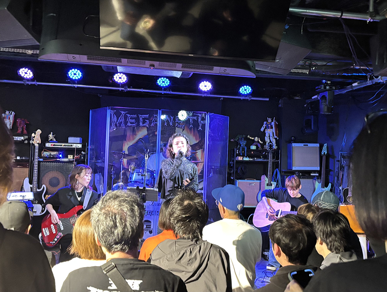 歌い上げるディーバと聞き入る大勢の観客