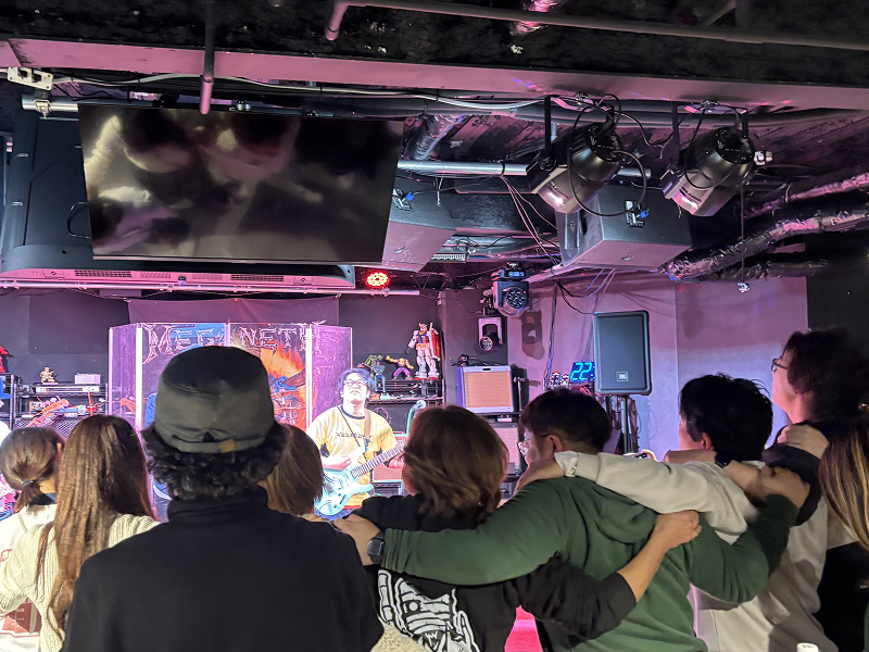 スター時の前で肩を組んだ盛り上がる観客