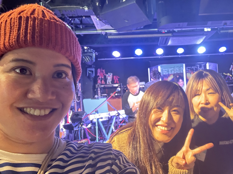 女性3人がステージ横で自撮り