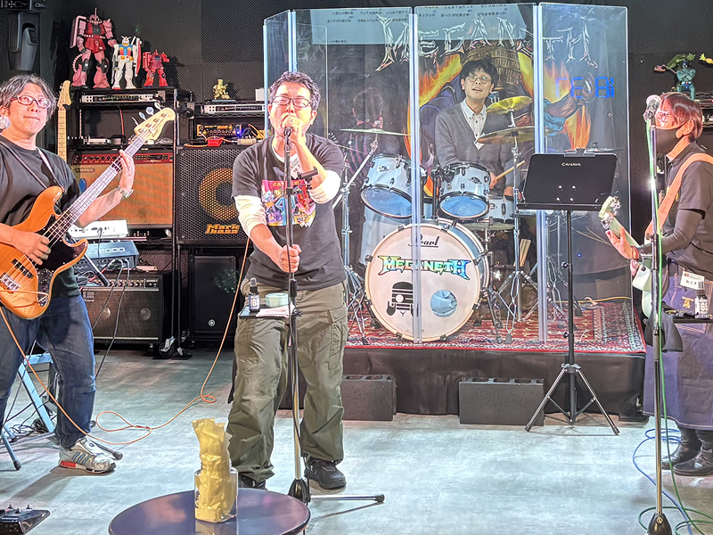 演奏するバンド